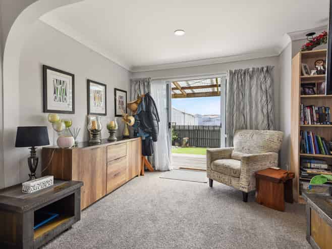 11 Russell Road, FAIRY SPRINGS