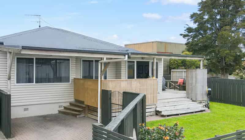 11 Russell Road, FAIRY SPRINGS