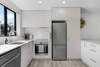 8 Te Ara O Te Amo Hohipene, Petone