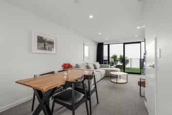 8 Te Ara O Te Amo Hohipene, Petone