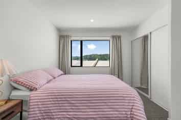 8 Te Ara O Te Amo Hohipene, Petone