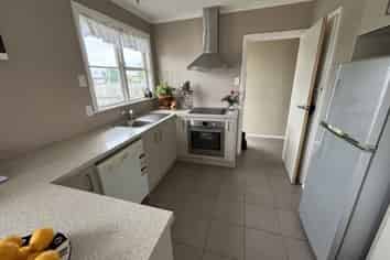 8 Stephens Crescent, Highbury