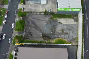 HIGH-EXPOSURE YARD - LEASING AVAILABLE 
