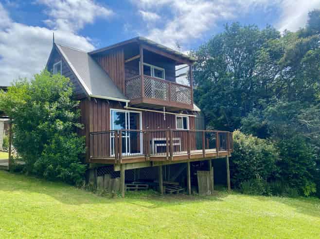 18 Dene Court Lane, Greenhithe