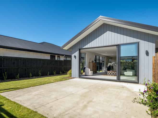12 Mustang Alley, Burleigh