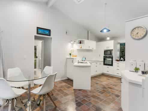 2/3 Tiri View Place, Waiake