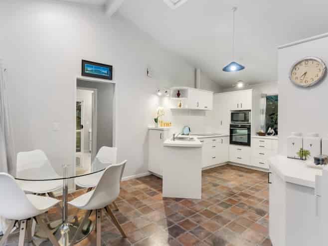 2/3 Tiri View Place, Waiake