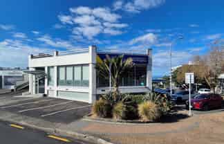 STUNNING SEA-SIDE OFFICE
