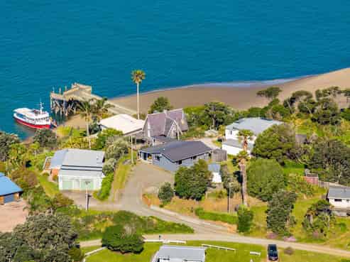 8 Signal Station Road, Pouto