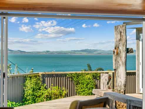 8 Signal Station Road, Pouto