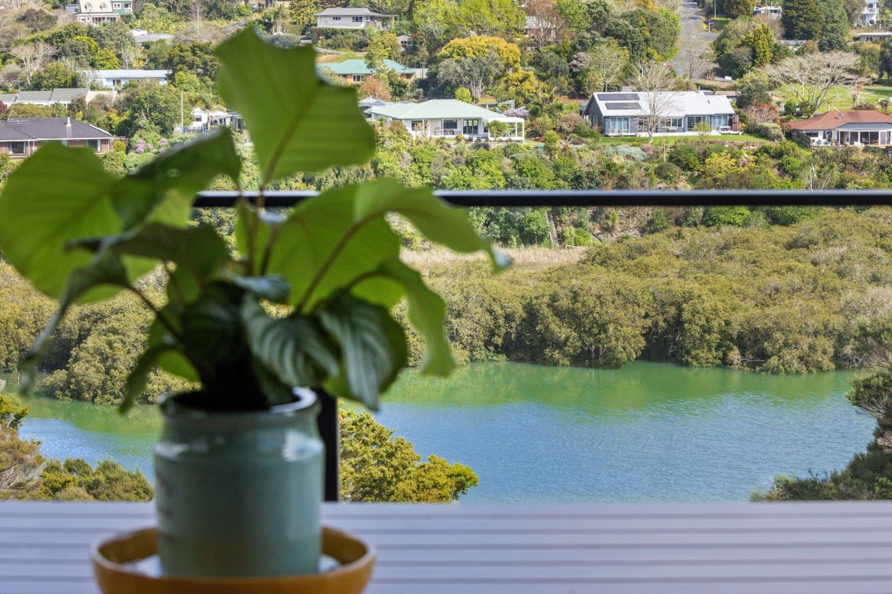 Private waterfront retreat with mooring & income – pohled 4