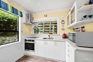 239a Whites Line East, Waiwhetu