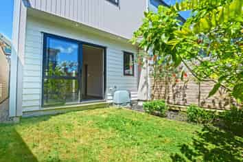 44D Cyclarama Crescent, Massey