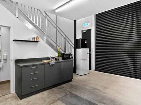 AFFORDABLE WORKSHOP / SHOWROOM

 
