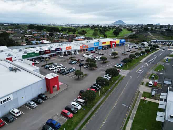 Exceptional Bulk Retail Complex