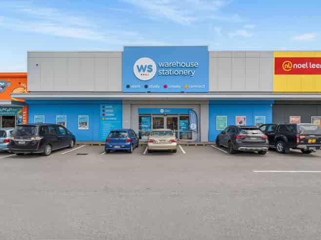 Exceptional Bulk Retail Complex