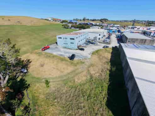 WOODCOCKS INDUSTRIAL 830M² ON 3237M² YARD
