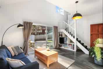 2/18 Reid Road, New Lynn