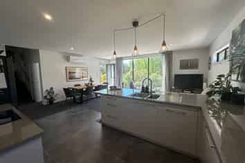 6 Woodford Lane, Stoke