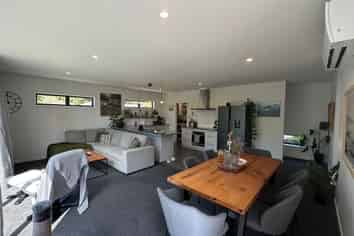 6 Woodford Lane, Stoke