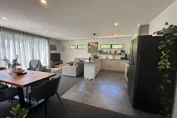 6 Woodford Lane, Stoke