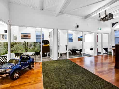 National tenant - Six-year term