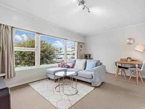 2/771 Beach Road, Browns Bay