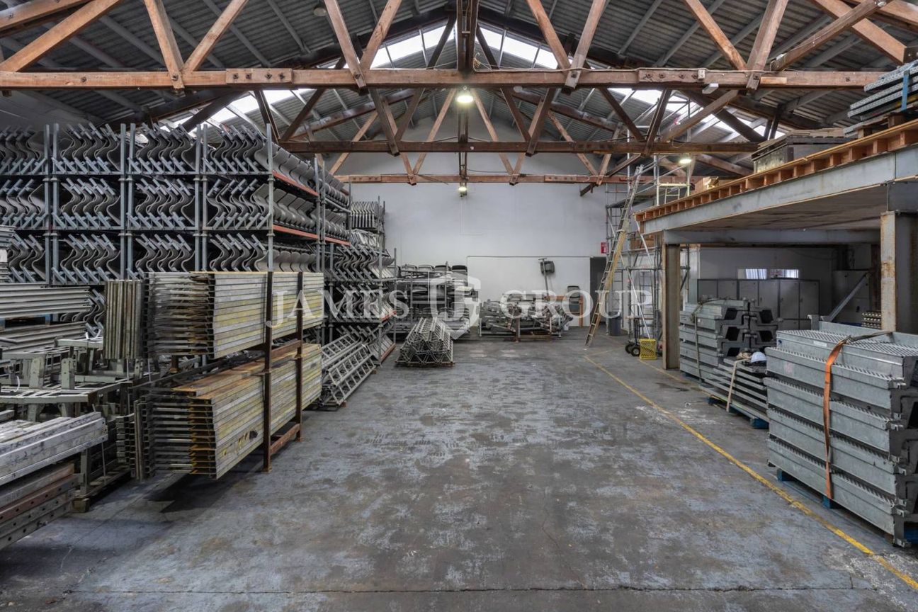 750m² Warehouse with Dual Roller Doors - Fler