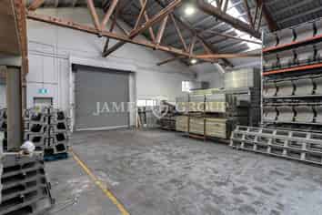 750m² Warehouse with Dual Roller Doors
