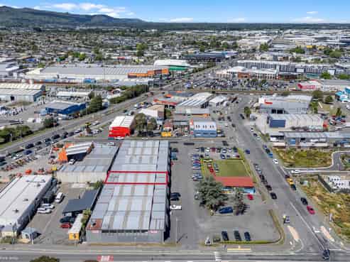 Versatile live-work industrial unit in Hornby