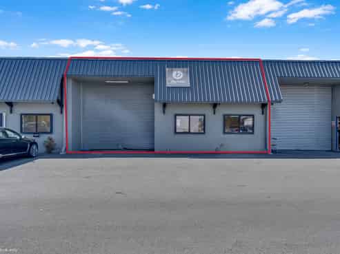 Versatile live-work industrial unit in Hornby