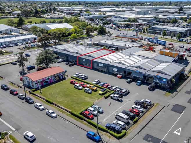 Versatile live-work industrial unit in Hornby