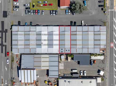 Versatile live-work industrial unit in Hornby