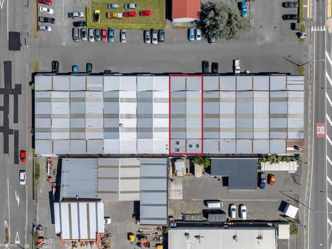 Versatile live-work industrial unit in Hornby