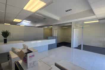 Tidy & Smart Retail/Office in Riccarton 
