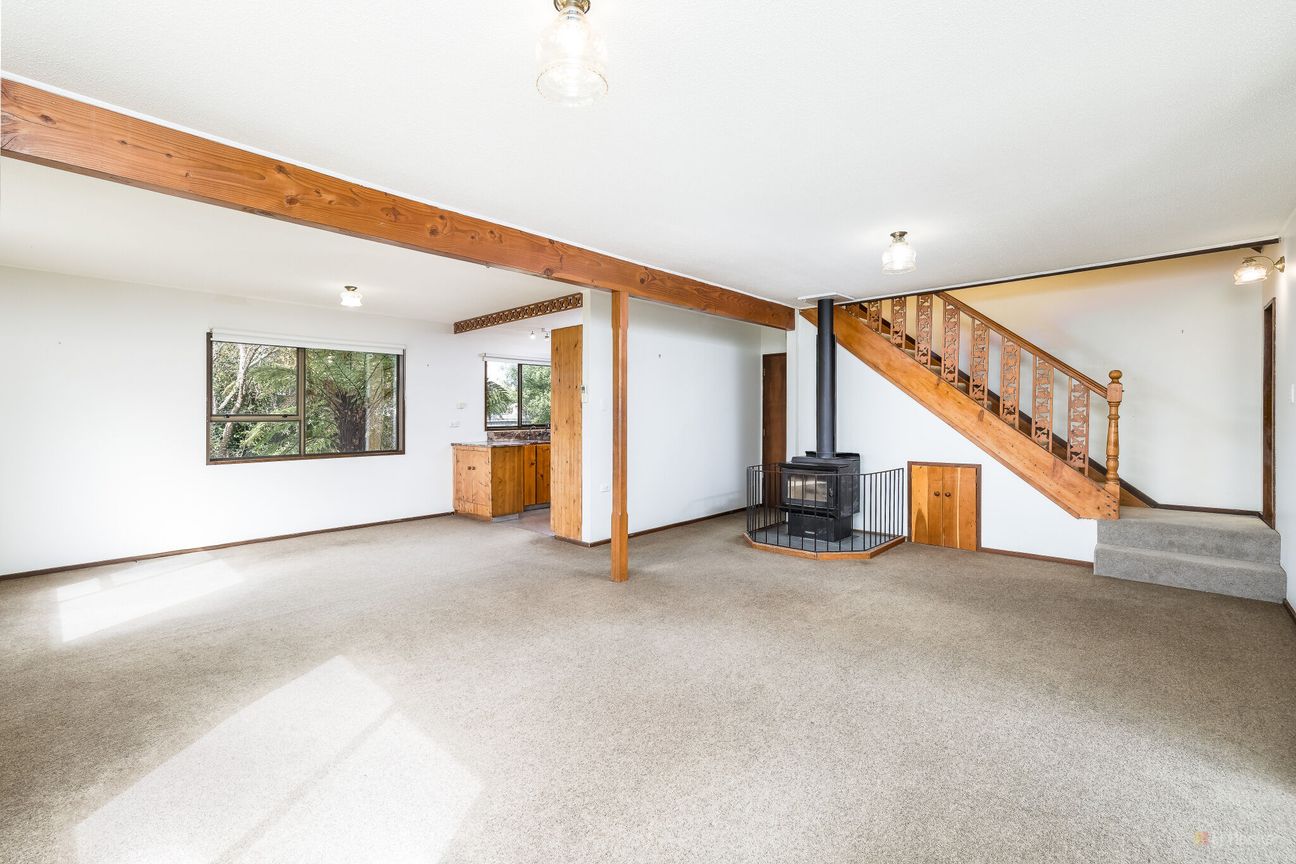 Investor Opportunity - Solid McRaeway Home with Tenant in Place - Więcej