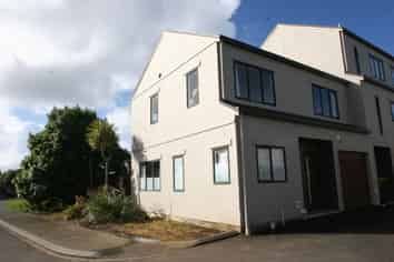 8/12 Ambrico Place, New Lynn