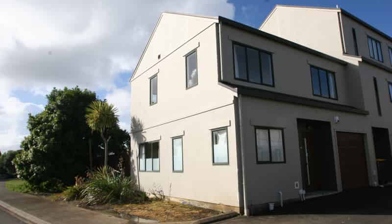 8/12 Ambrico Place, New Lynn