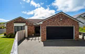 11 Cabbage Tree Grove, Woodridge