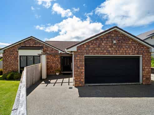 11 Cabbage Tree Grove, Woodridge