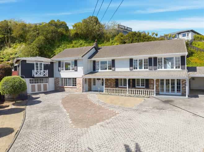 2 Queensway, Three Kings