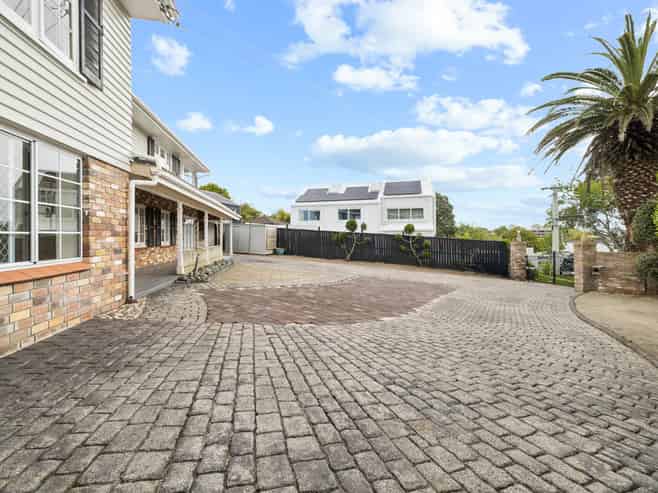 2 Queensway, Three Kings