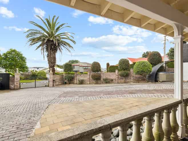 2 Queensway, Three Kings