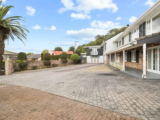 2 Queensway, Three Kings