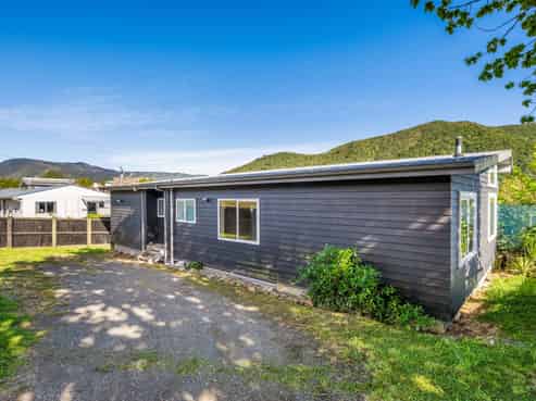 261 Waikawa Road, Waikawa