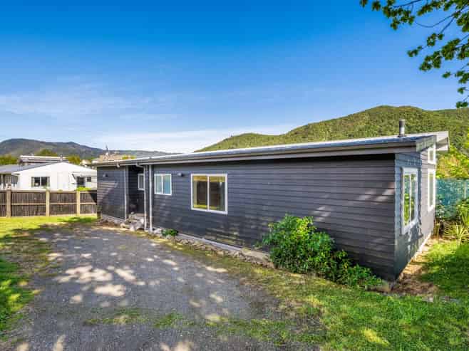 261 Waikawa Road, Waikawa