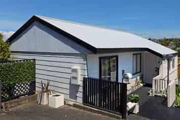 2/84 Totaravale Drive, Totara Vale