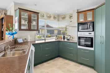 4 Campbell Grove, LEVIN