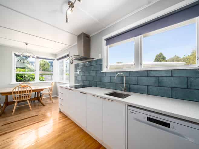 11 Pauline Way, Paparangi