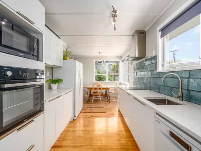 11 Pauline Way, Paparangi